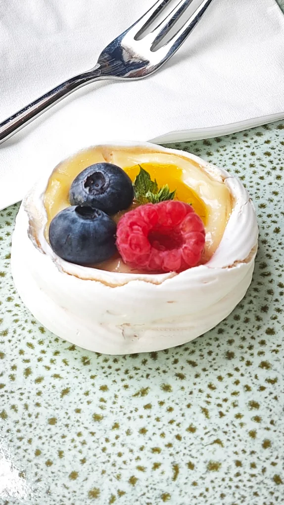 Kleines Baiser-Dessert mit Blaubeeren, Himbeere und Minze