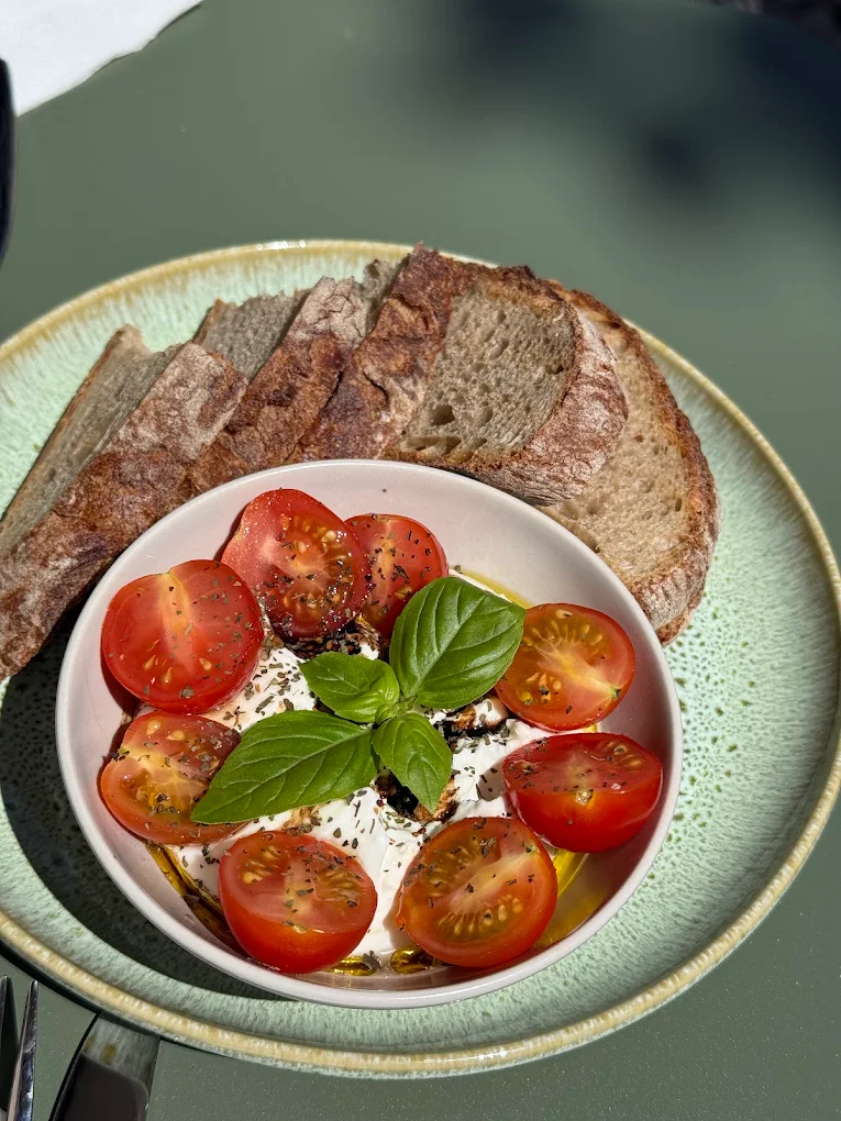 Burrata mit Kirschtomaten, Basilikum und rustikalem Brot