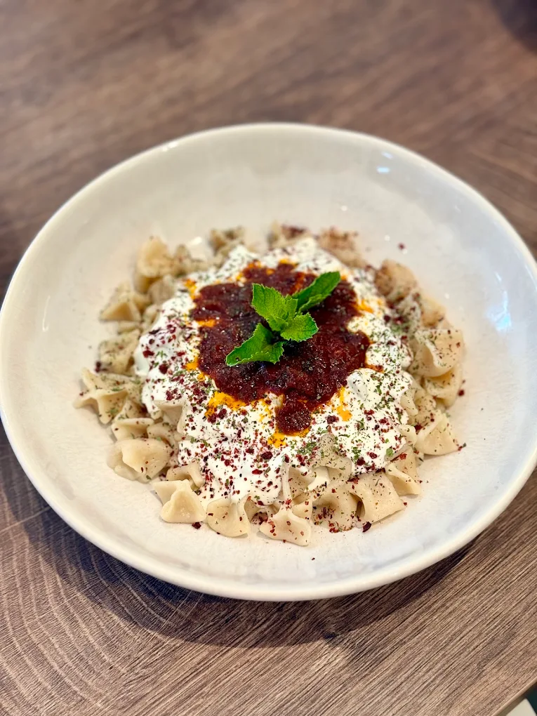 Manti mit Joghurt, Tomatenmark, Sumach und Minze